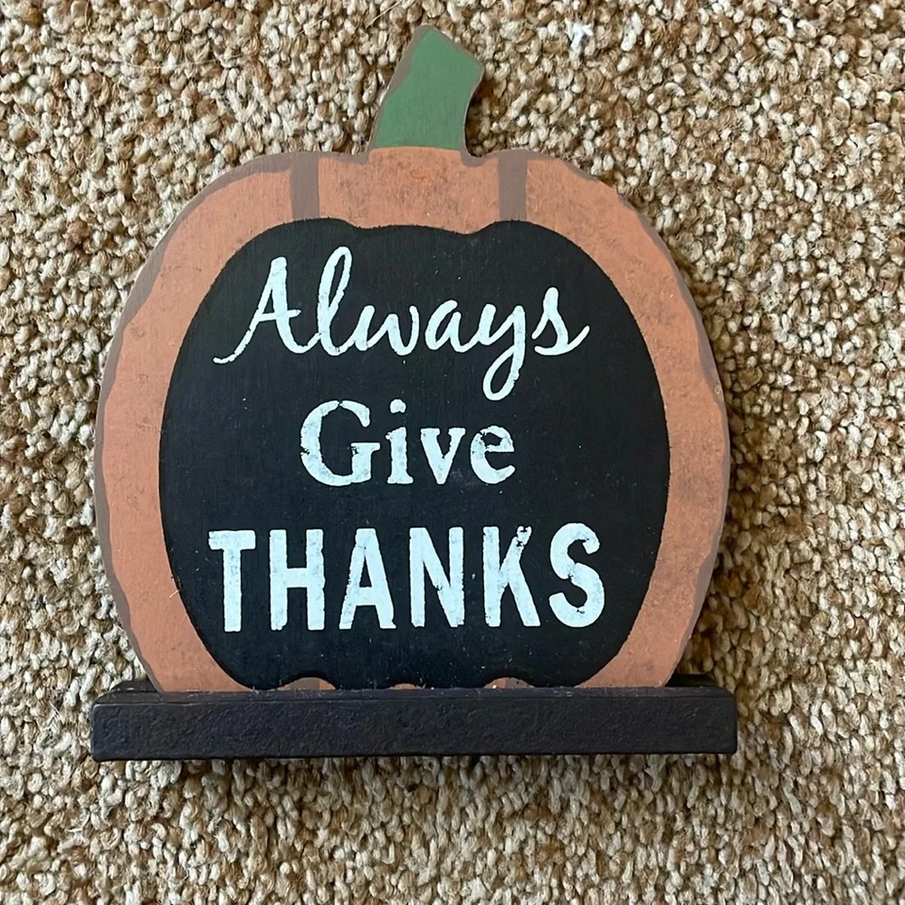“Always Give Thanks” pumpkin table decor